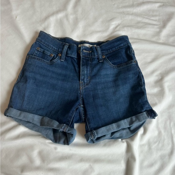 Levi’s Mid Length Shorts - Picture 1 of 3